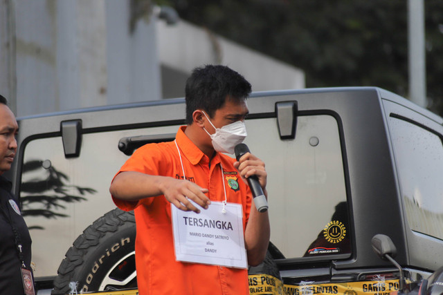 Tersangka kasus penganiayaan David Ozora, Mario Dandy Satriyo, menjalani rekonstruksi di kawasan Pesanggrahan, Jakarta Selatan, pada Jumat (10/3/2023). Foto: Jamal Ramadhan/kumparan