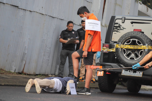 Tersangka kasus penganiayaan David Ozora, Mario Dandy Satriyo, saat menjalani rekonstruksi di kawasan Pesanggrahan, Jakarta Selatan, pada Jumat (10/3/2023). Foto: Jamal Ramadhan/kumparan