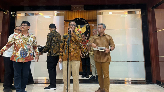 Menkopolhukam Mahfud MD dan Wamenkeu Suahasil Nazara konferensi pers soal dana mencurigakan Rp 300 triliun di Kemenkopolhukam, Jumat (10/3/2023). Foto: Haya Syahira/kumparan