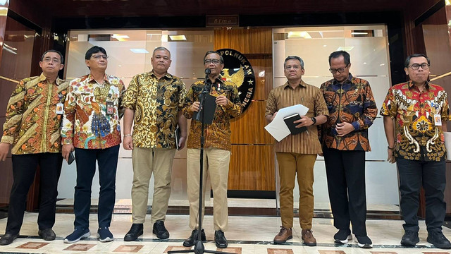 Menkopolhukam Mahfud MD dan Wamenkeu Suahasil Nazara konferensi pers soal dana mencurigan Rp 300 triliun di Kemenpolhukam, Jumat (10/3/2023). Foto: Haya Syahira/kumparan