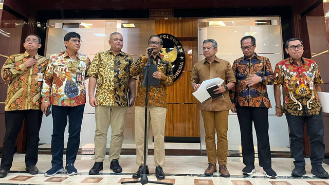 Menkopolhukam Mahfud MD dan Wamenkeu Suahasil Nazara konferensi pers soal dana mencurigan Rp 300 triliun di Kemenpolhukam, Jumat (10/3/2023). Foto: Haya Syahira/kumparan