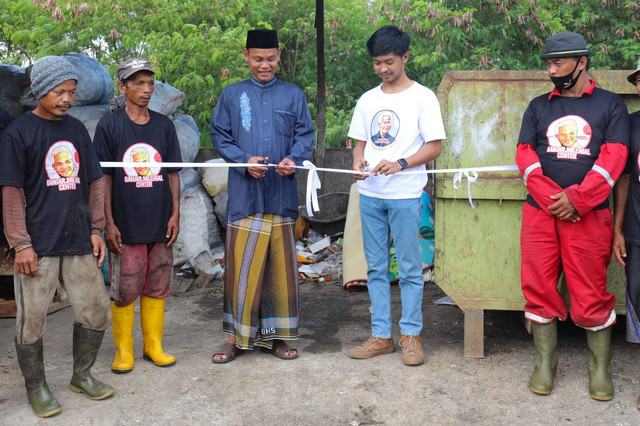 Ganjar Milenial Center (GMC) Jawa Barat dalam meresmikan bank sampah di Desa Kertawinangun, Kabupaten Cirebon, Jawa Barat, Jumat (10/3). Foto: Dok. Istimewa