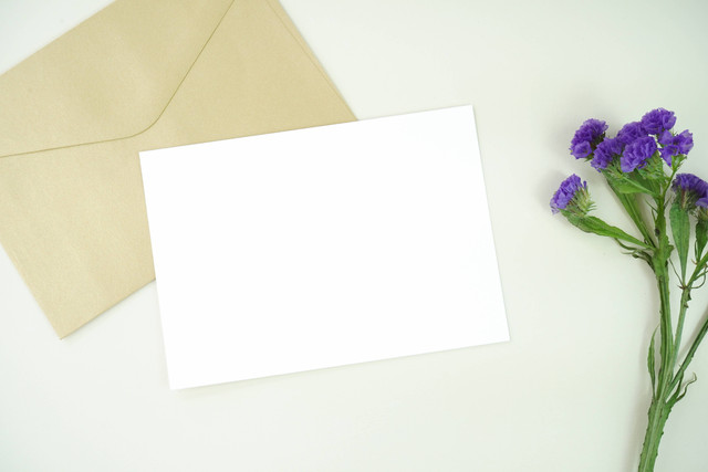 Ilustrasi Contoh Surat Undangan Ulang Tahun Resmi. Foto: Unsplash/Mediamodifier.