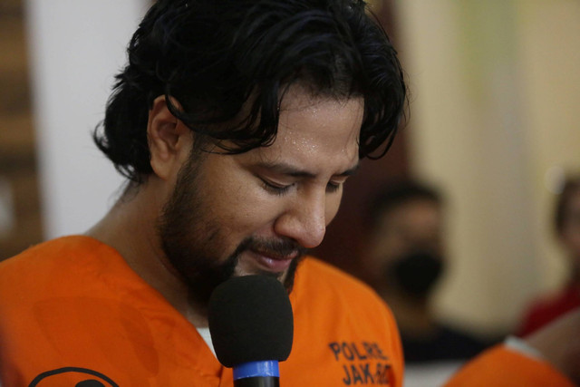 Ammar Zoni saat dihadirkan dalam konferensi pers terkait penyalahgunaan narkotika di Polres Jakarta Selatan, Jakarta, Jumat (10/3/2023). Foto: Agus Apriyanto