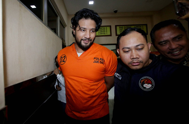 Ammar Zoni dihadirkan dalam konferensi pers terkait penyalahgunaan narkotika di Polres Jakarta Selatan, Jakarta, Jumat (10/3/2023). Foto: Agus Apriyanto