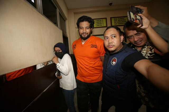 Ammar Zoni dihadirkan dalam konferensi pers terkait penyalahgunaan narkotika di Polres Jakarta Selatan, Jakarta, Jumat (10/3/2023). Foto: Agus Apriyanto