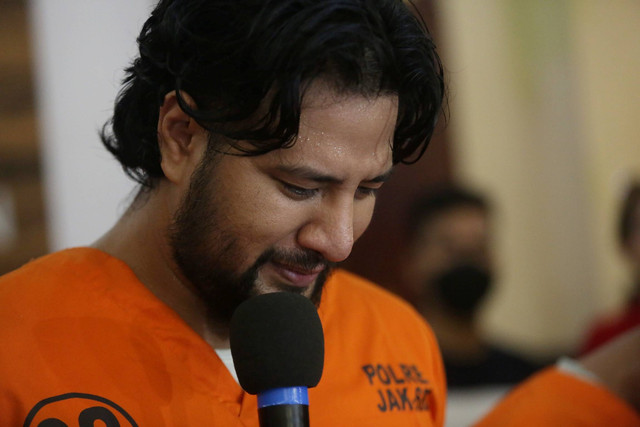 Ammar Zoni dihadirkan dalam konferensi pers terkait penyalahgunaan narkotika di Polres Jakarta Selatan, Jakarta, Jumat (10/3/2023). Foto: Agus Apriyanto
