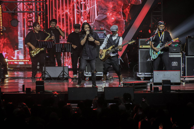 Penampilan Dewa 19 dengan vokalis Ello di Jakarta Concert Week, di JCC Senayan, Jakarta, Jumat (10/3/2023). Foto: Jamal Ramadhan/kumparan