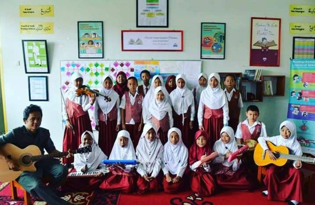 Dokumentasi Pribadi: Bima dan Teman-Teman Berfoto Bersama di Ruang Literasi