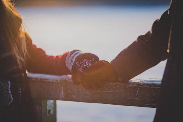 Ilustrasi kata-kata romantis untuk suami yang sedang bekerja, Foto oleh freestocks di Unsplash