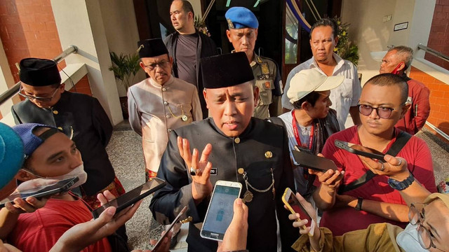 Plt Wali Kota Bekasi Tri Adhianto ditemui usai rapat paripurna di DPRD Kota Bekasi. Foto: kumparan