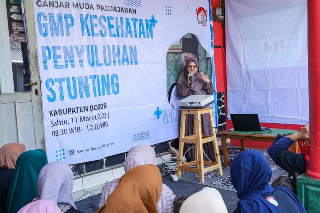 Ganjar Muda Padjajaran (GMP) Jawa Barat saat melakukan penyuluhan untuk masyarakat di Kampung Sindang Barang No 6, RT 2 RW 3, Pasireurih, Kecamatan Tamansari, Kabupaten Bogor. Foto: Dok. Istimewa