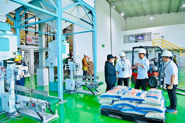 Presiden Jokowi berkeliling usai meresmikan Sentra Penggilingan Padi Sragen, Kabupaten Sragen, Provinsi Jawa Tengah, pada Sabtu (11/3/2023). Foto: Laily Rachev/Biro Pers Sekretariat Presiden