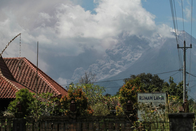 Luncuran awan panas Gunung Merapi terlihat dari Turi, Sleman, DI Yogyakarta, Sabtu (11/3/2023). Foto: Hendra Nurdiyansyah/ANTARA FOTO