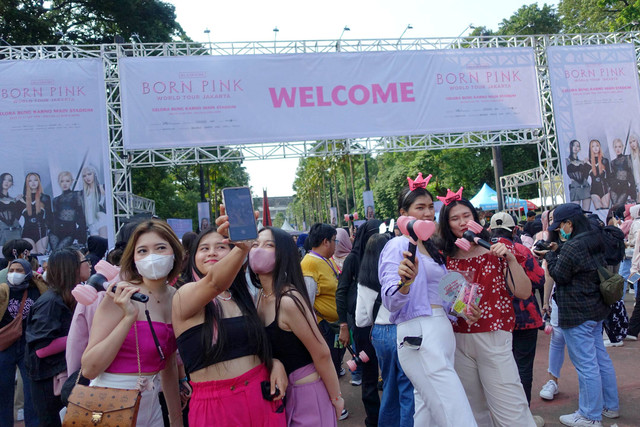 Pengunjung berdatangan di GBK Jakarta, jelang konser Blackpink, Sabtu (11/3/2023). Foto: Jamal Ramadhan/kumparan