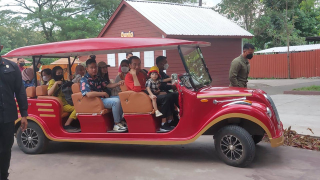 Presiden Jokowi dan Ibu Negara Iriana menikmati liburan akhir pekan bersama anak, mantu, dan kedua cucunya piknik di Solo Safari, Sabtu (11/3/2023). Foto: kumparan