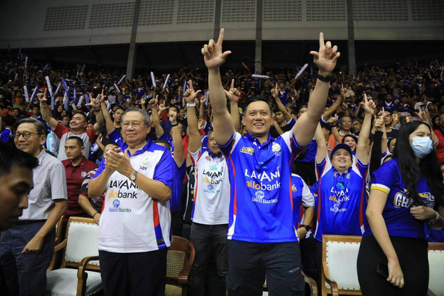 Momen Presiden ke-6 RI Susilo Bambang Yudhoyono (SBY), Agus Harimurti Yudhoyono (AHY) serta Wakil Presiden ke-11 Boediono nonton bola voli Proliga di GOR Sritex, Solo.
 Foto: Dok. Demokrat
