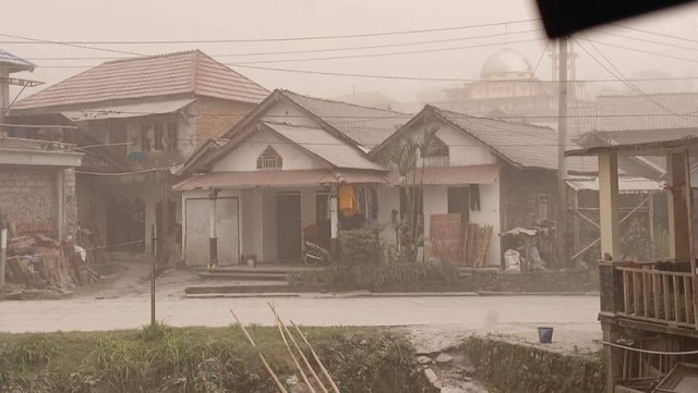 Hujan abu guyur Magelang. Foto: Twitter/@merapi_uncover