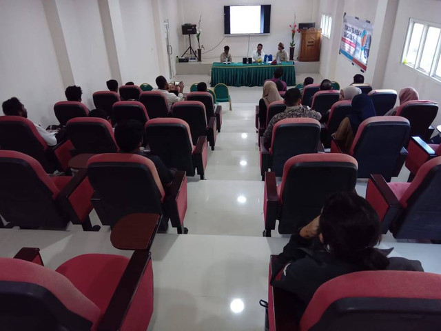 Tukar tambah gagasan hasil riset Buku Suba Institute di Ruang Studio Fakultas Ekonomi dan Bisnis Syariah IAIN Ternate. Foto: Nurkholis Lamaau/cermat