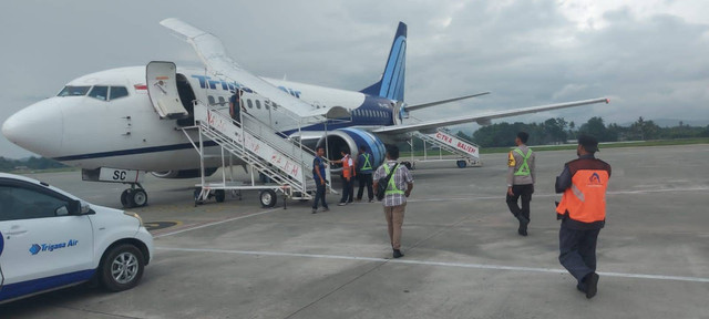 Pesawat Boeing Trigana Air PK YSC B 373-500 saat berada di Bandara Sentani Jayapura. Foto: Polda Papua