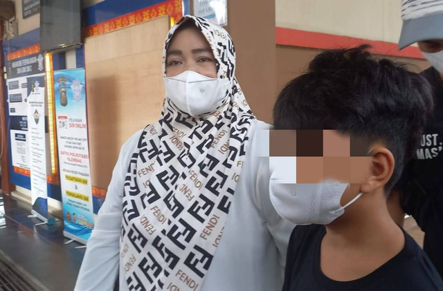 Ibu bersama korban sesuai melaporkan dugaan penganiayaan oleg oknum guru di Polrestabes Palembang, Foto : Abdul Toriq/Urban. Id