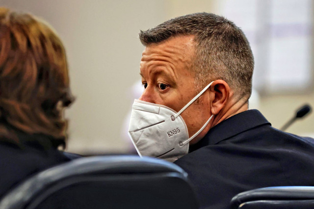 Paul Flores mendengarkan selama persidangan pembunuhannya di Pengadilan Tinggi Kabupaten Monterey di Salinas, California, Senin, 18 Juli 2022. Foto: Daniel Dreifuss/Monterey County Weekly via AP, Pool