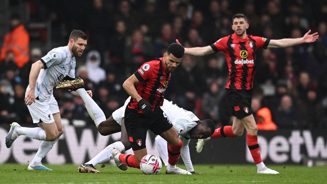 Pemain Liverpool Ibrahima Konate beraksi dengan pemain AFC Bournemouth Dominic Solanke di Vitality Stadium, Bournemouth, Inggris, Sabtu (11/3/2023). Foto: Dylan Martinez/REUTERS