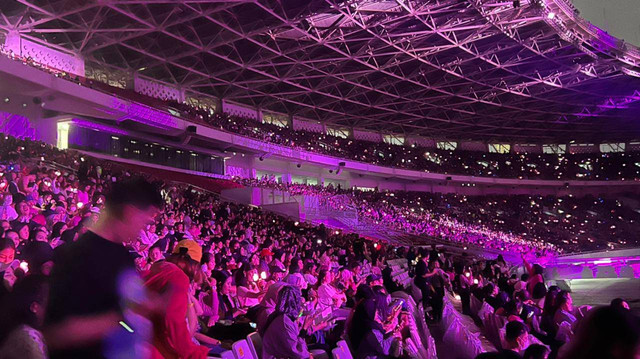 Suasana penonton Konser Blackpink di Stadion Utama Gelora Bung Karno, Jakarta Pusat, Sabtu (11/3/2023).
 Foto: Nurlaela/kumparan