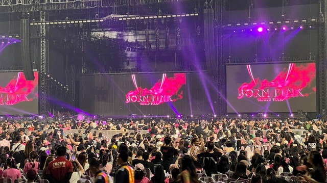 Suasana konser Blackpink di Stadion Utama Gelora Bung Karno, Jakarta Pusat, Sabtu (11/3/2023). Foto: Nurlaela/kumparan