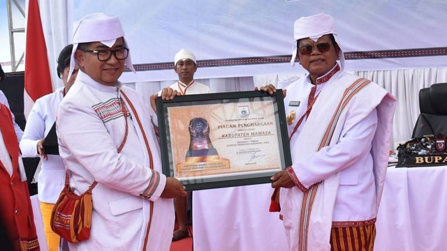 Penjabat Gubernur Sulbar Akmal Malik dan Bupati Mamasa Ramlan Badawi dalam balutan pakaian adat Mamasa. Foto: Yudha/Humas Pemkab Mamasa