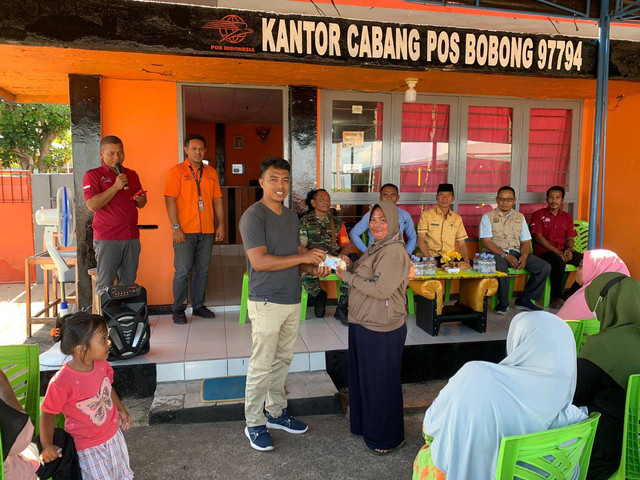 Kantor Pos Cabang Bobong, Kabupaten Pulau Taliabu, Maluku Utara, menyalurkan bantuan pangan non tunai dan program keluarga harapan tahap I 2023 di 3 desa, Kecamatan Taliabu Barat. Foto: La Ode Hizrat Kasim/cermat