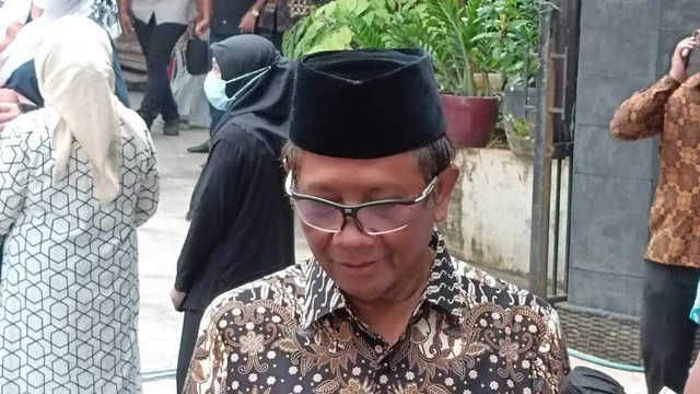 Menkopolhukam Mahfud MD di kediaman KSP Moeldoko, Jakarta, Minggu (12/3). Foto: Zamachsyari/kumparan