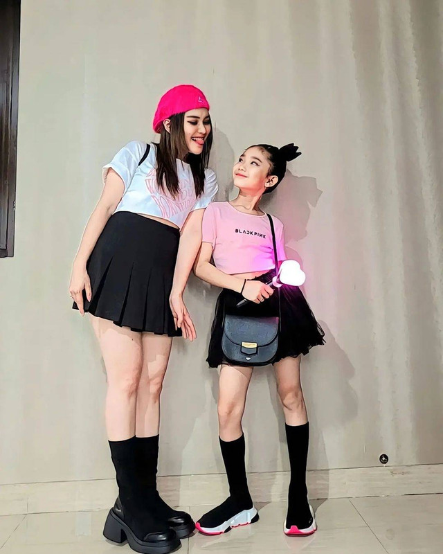 Gaya Ayu Ting Ting bersama anaknya saat nonton Blackpink. Foto: Instagram/@ayutingting92