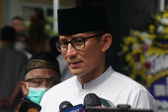 Menparekraf Sandiaga Uno di kediaman KSP Moeldoko, Jakarta, Minggu (12/3).
 Foto: Iqbal Firdaus/kumparan