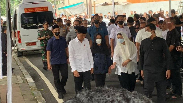 Presiden Joko Widodo melayat ke rumah KSP Moeldoko di Menteng, Jakarta, Minggu (12/3/2023). Foto: Luthfi Humam/kumparan