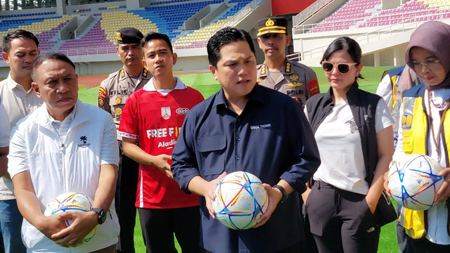 Ketua Umum PSSI Erick Thohir meninjau Stadion Manahan, Solo, Minggu (12/3/2023). Foto: Dok. Istimewa