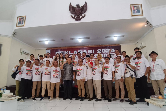 Pengurus DPP Prabowo Mania 08 di Gedung Joang 45, Jakarta, Minggu (12/3). Foto: Zamachsyari/kumparan