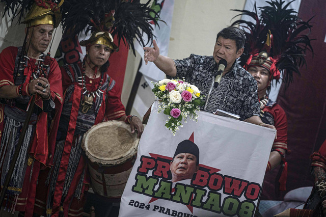 Ketua Dewan Penasehat Prabowo Mania 08 Hashim Djojohadikusumo (kanan) berbicara dalam acara Deklarasi 2024 Prabowo Presiden di Gedung Joang 45, Jakarta, Minggu (12/3/2023). Foto: Aprillio Akbar/Antara Foto