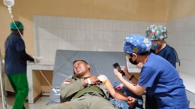 Seorang polisi yang kena panah saat pembubaran massa di Jalan Trans Nabire-Enarotali Paniai, Provinsi Papua Tengah. Foto: Polda Papua 