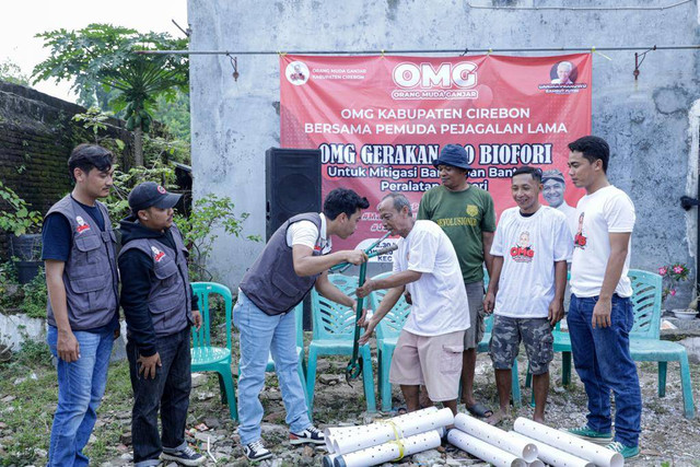 Orang Muda Ganjar Jawa Barat membuat gerakan 100 biopori di Kabupaten Cirebon. Foto: Dok. Istimewa
