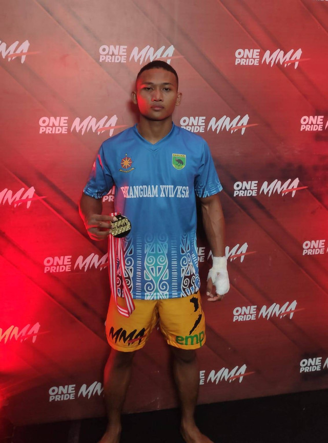 RIo Tirto seorang TNI asal Kalbar meraih kemenangan dalam ajang seni bela diri campuran di One Pride MMA (Mixed Martial Art) kelas Strawweight 52,. Foto: Dok. Istimewa