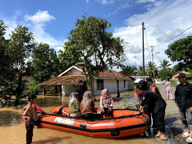 Relawan Srikandi Ganjar Lampung membawa bantuan untuk korban banjir di Lampung Utara pada Minggu (12/3/2023). Foto: Dok. Istimewa