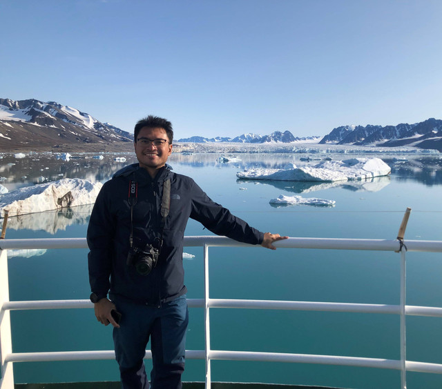 Amando sedang berpose di depan glaciers di kepulauan Svalbard. (foto: Amando Lasabuda)