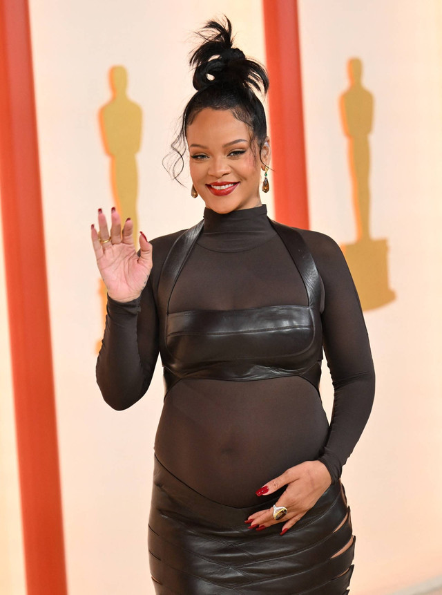 Rihanna saat hadiri Oscars di Academy Awards ke-95 di Hollywood, Los Angeles, California, AS, Minggu (12/3/2023). Foto: Angela Weiss/AFP