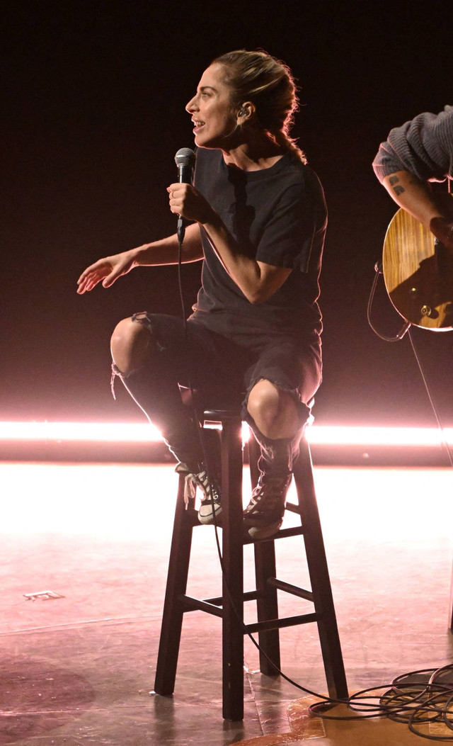 Aktris-penyanyi AS Lady Gaga membawakan lagu "Hold My Hand" dari "Top Gun: Maverick," di atas panggung Academy Awards Tahunan ke-95 di Dolby Theatre di Hollywood, California, AS, Minggu (12/3/2023). Foto: Patrick T. Fallon/AFP