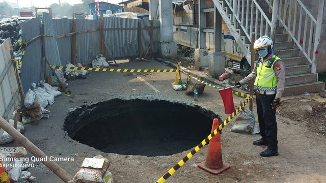 Jalan Amblas di JPO Turunan Fly Over Pesing Jl. Raya Daan Mogot Jakbar arah Cengkareng.
 Foto: Twitter/@TMCPoldaMetro