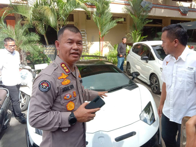 Kabid Humas Polda Bali Kombes Pol Satake Bayu saat menunjukkam mbol, yang bermasalah - IST
