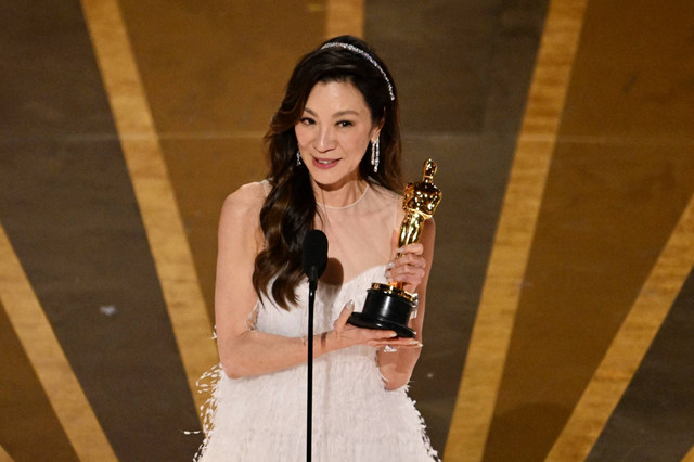 Aktris Malaysia Michelle Yeoh menerima Oscars untuk Aktris Terbaik dalam Peran Utama untuk "Semuanya di Mana Saja Sekaligus" di atas panggung Academy Awards Tahunan ke-95 di Dolby Theatre di Hollywood, California, AS, Minggu (12/3/2023). Foto: Patrick T. Fallon/AFP
