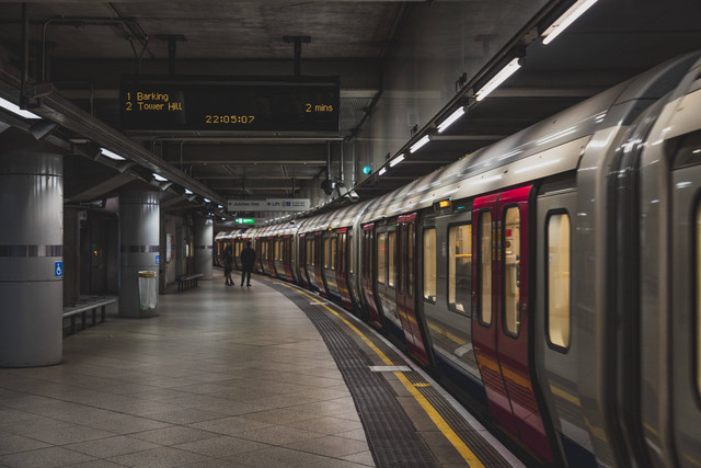 Ilustrasi Stasiun Dekat Margo City untuk Penumpang KRL. Foto: Unsplash/Joel De P.