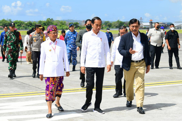 Presiden Jokowi didampingi Menko Marves Luhut Pandjaitan beserta Gubernur Bali I Wayan Koster setibanya di Bali, Senin (13/3/2023). Foto: Rusman/Biro Pers Sekretariat Presiden
